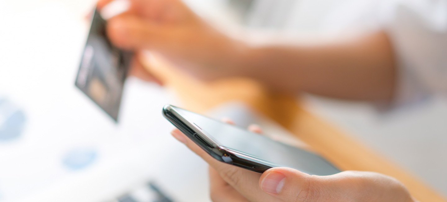 Una persona se dispone a utilizar su tarjeta online