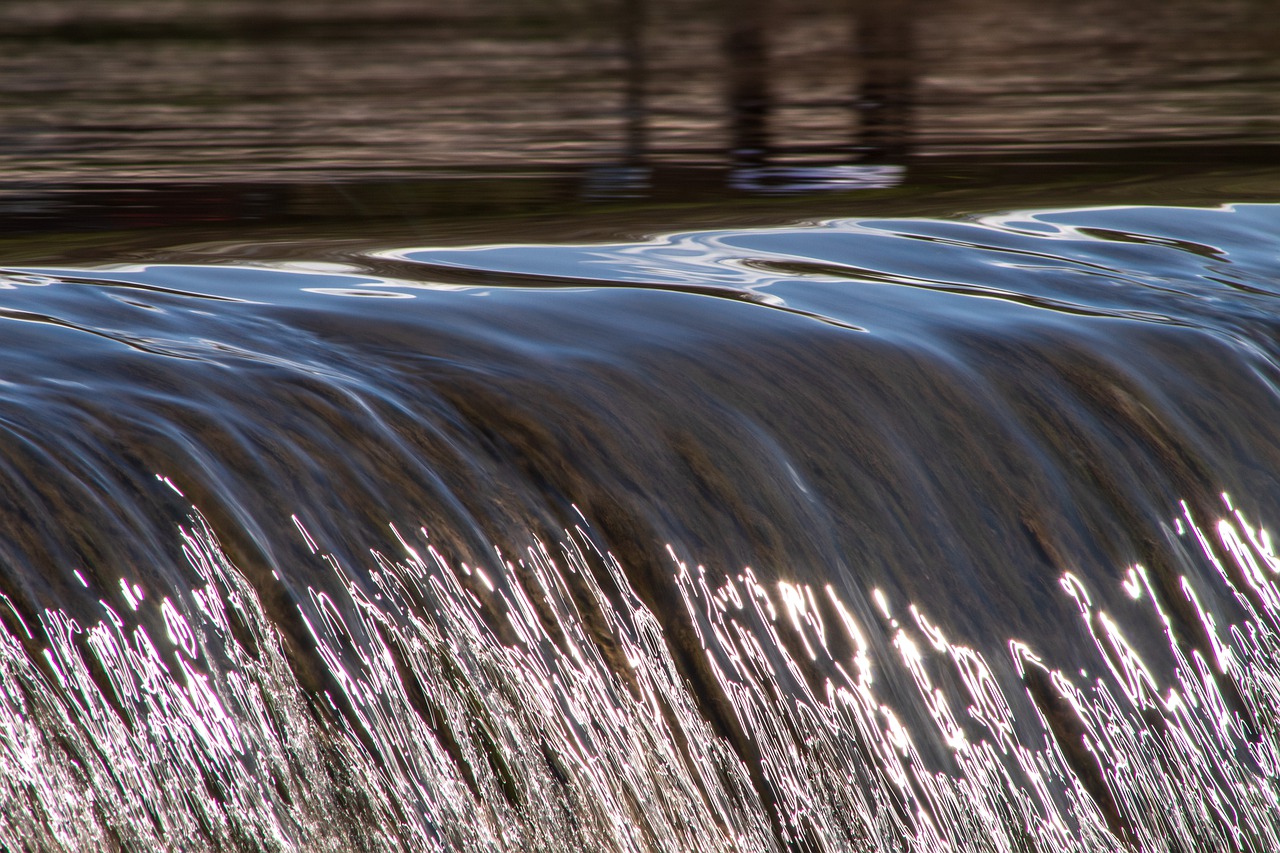Imagen de agua saliendo de una presa