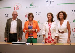 La delegada de Economía en Málaga, Pilar Serrano, junto a directora gerente de l