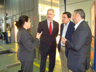 El consejero de Economía, Antonio Ávila, y la delegada de Economía en Huelva dur