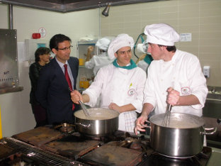 El delegado de Economía, Francisco Cuenca con los alumnos de la Escuela de Hoste