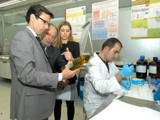 El delegado de Economia, Francisco Cuenca, visita la empresa Torres Morente.
