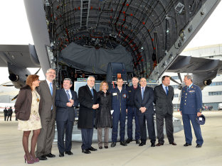 Asistentes al vuelo de certificación del avión A400M