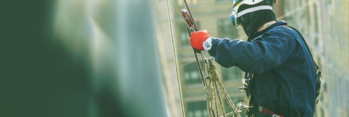 Trabajador en altura con medidas de seguridad