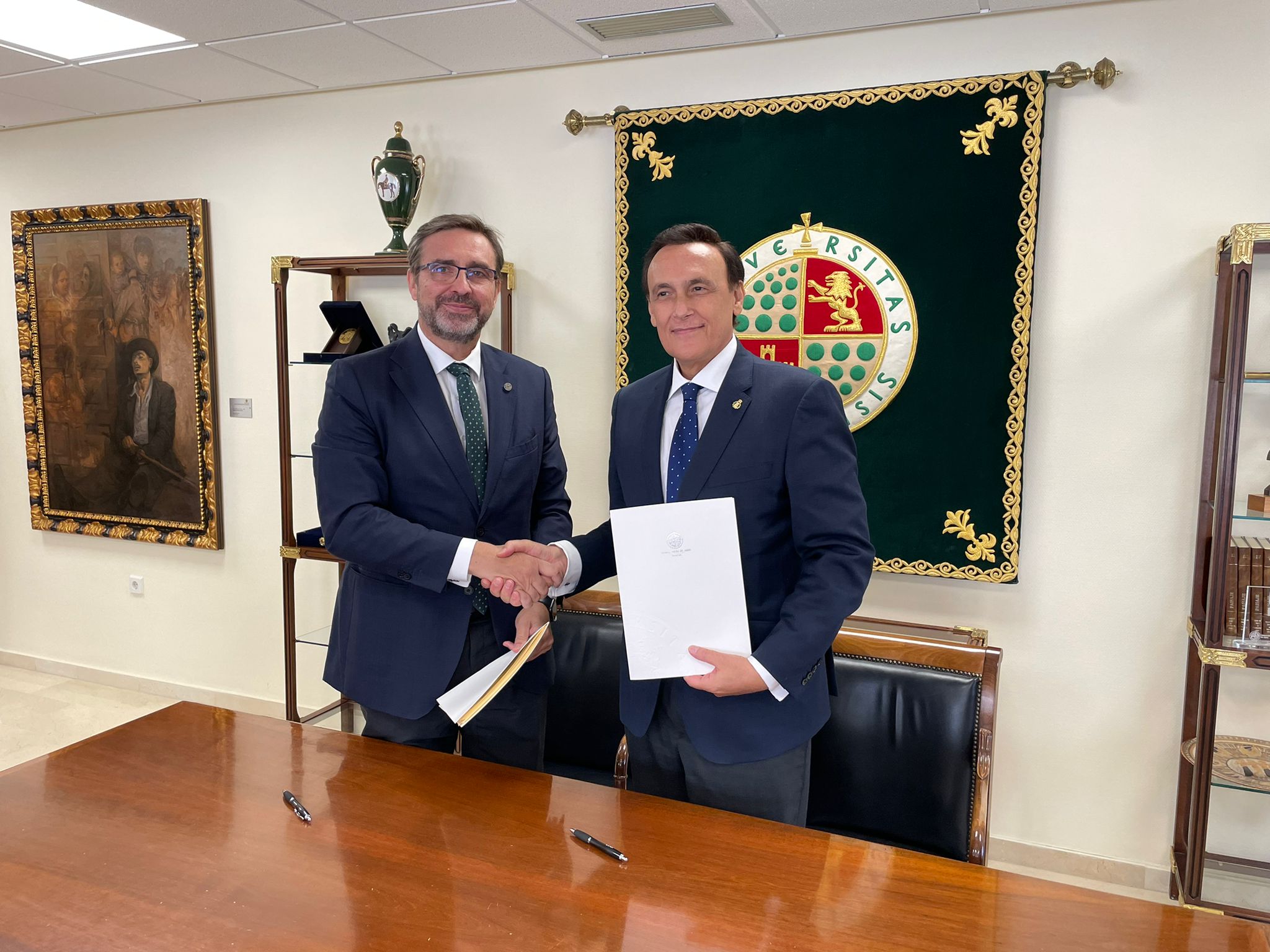 Villamandos y Gómez, durante la firma del convenio