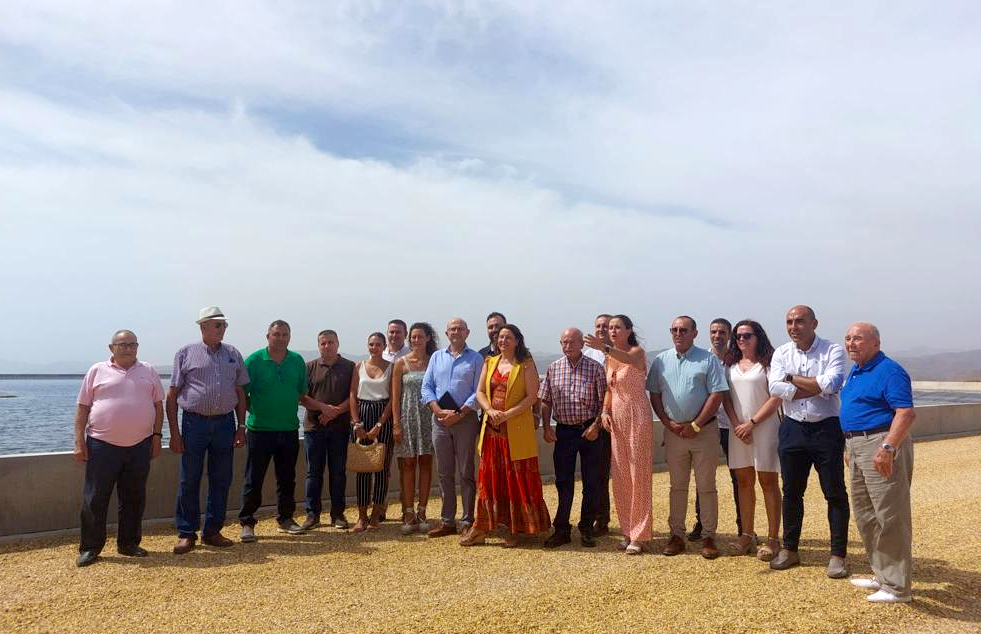 Carmen Crespo durante su visita a las instalaciones de la Comunidad de Regantes Cuevas del Almanzora (Almería)