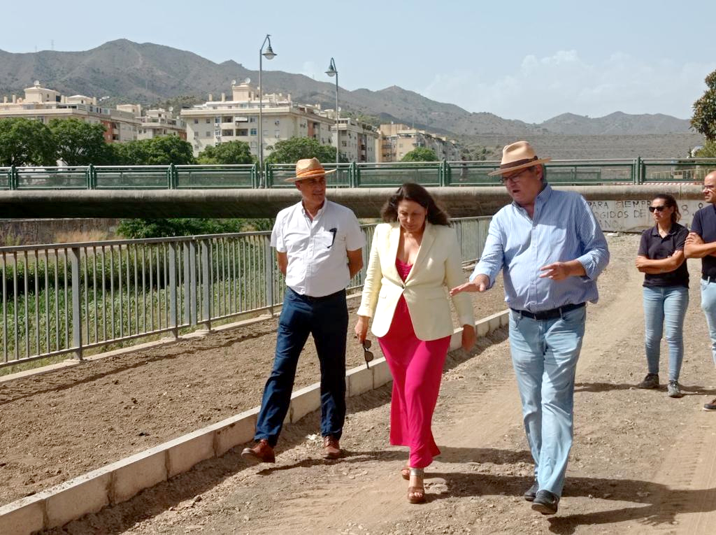 Carmen Crespo durante la visita a las obras de restauración hidromorfológica del cauce del río Guadalmedina