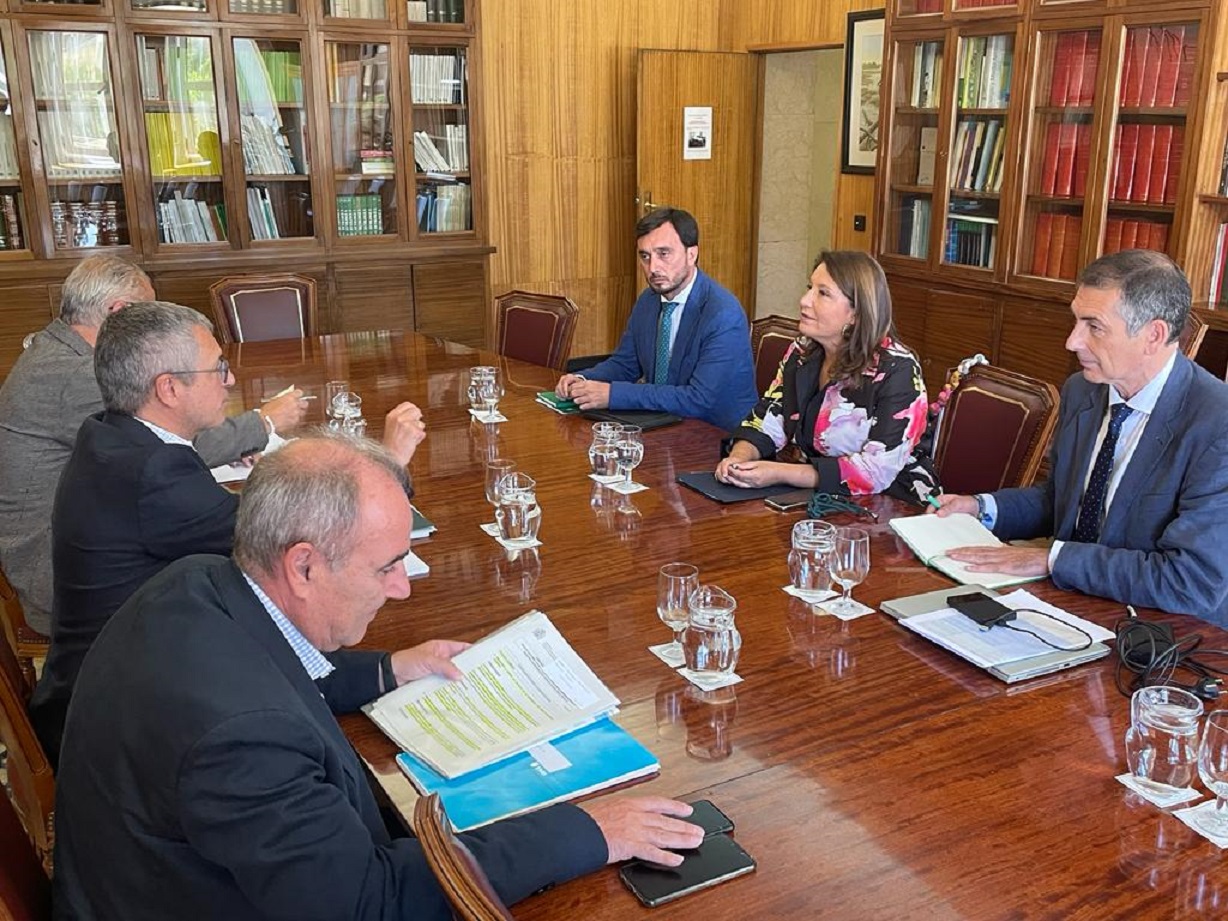 Carmen Crespo durante su reunión con el secretario de Estado de Medio Ambiente