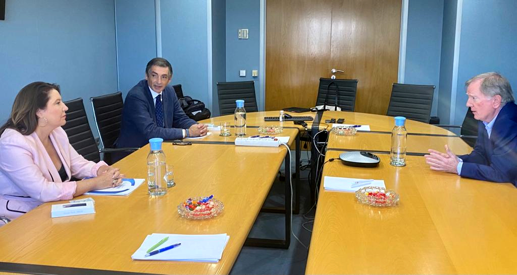 Carmen Crespo durante su reunión con el presidente de AEAS