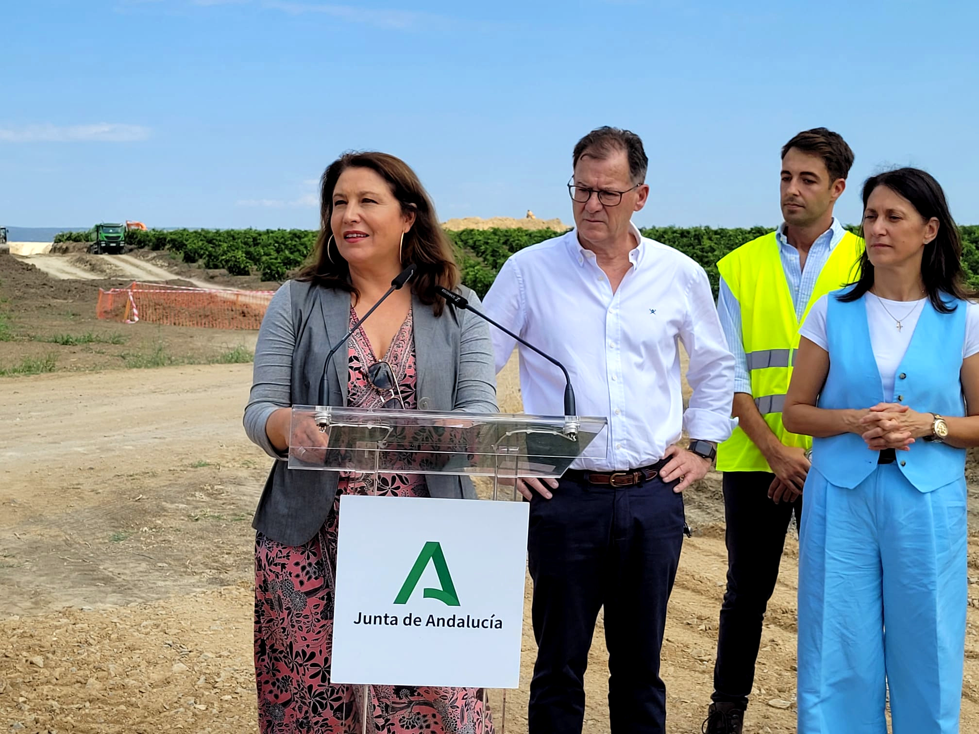 Carmen Crespo durante su visita a las obras de abastecimiento en alta de Burguillos (Sevilla)