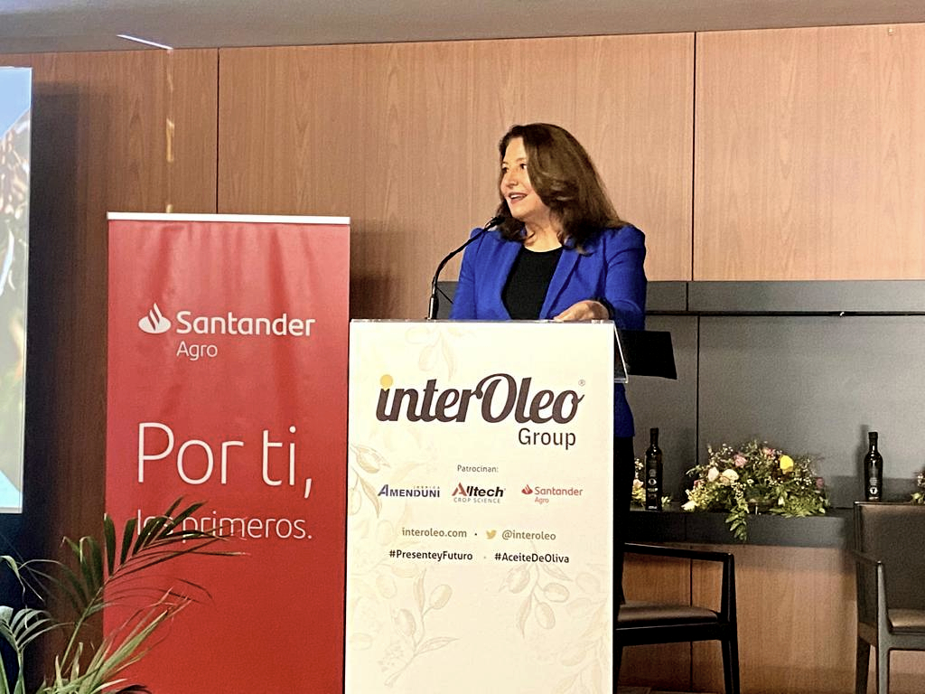 Carmen Crespo durante la inauguración de la jornada organizada en Jaén por el Grupo Interoleo