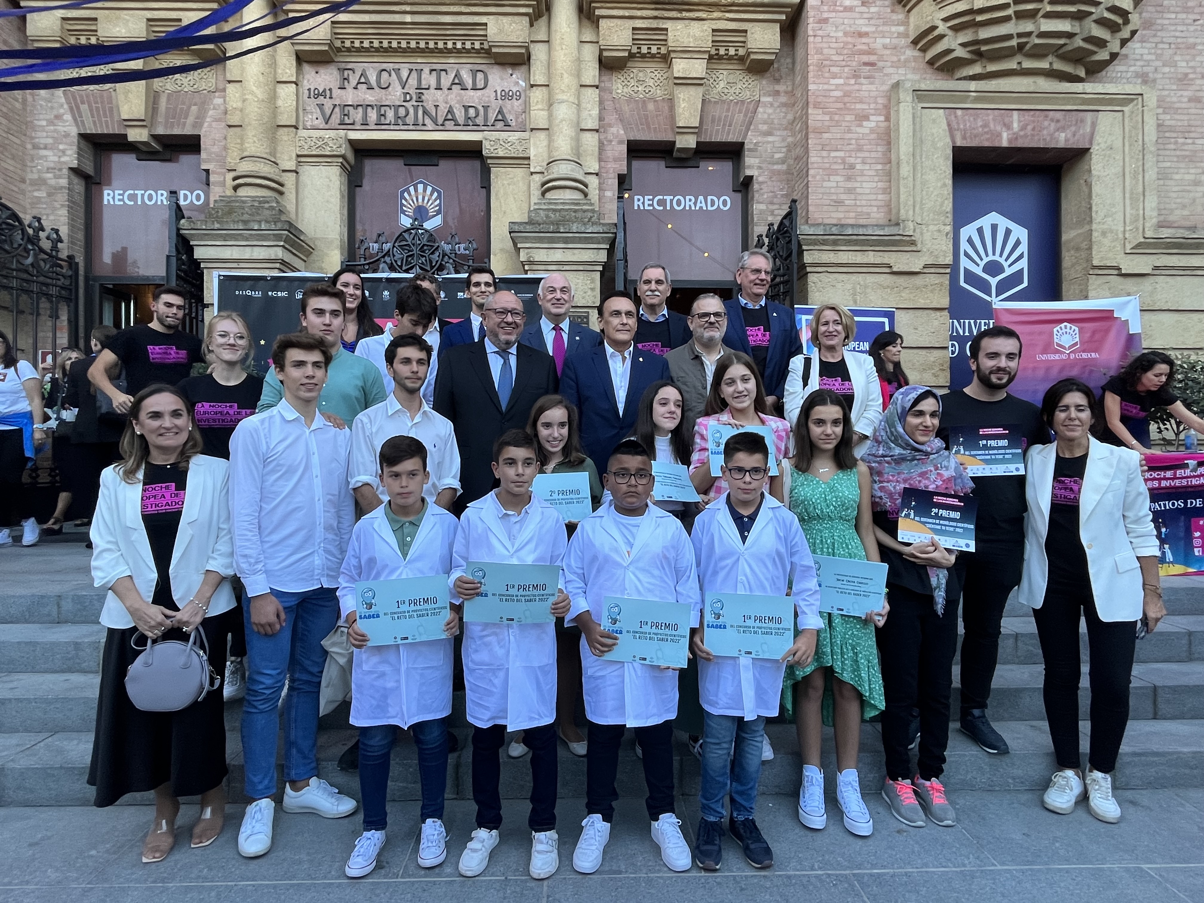 Gómez Villamandos, junto con los premiados en la Gala de la Noche Europea de los Investigadores en Córdoba