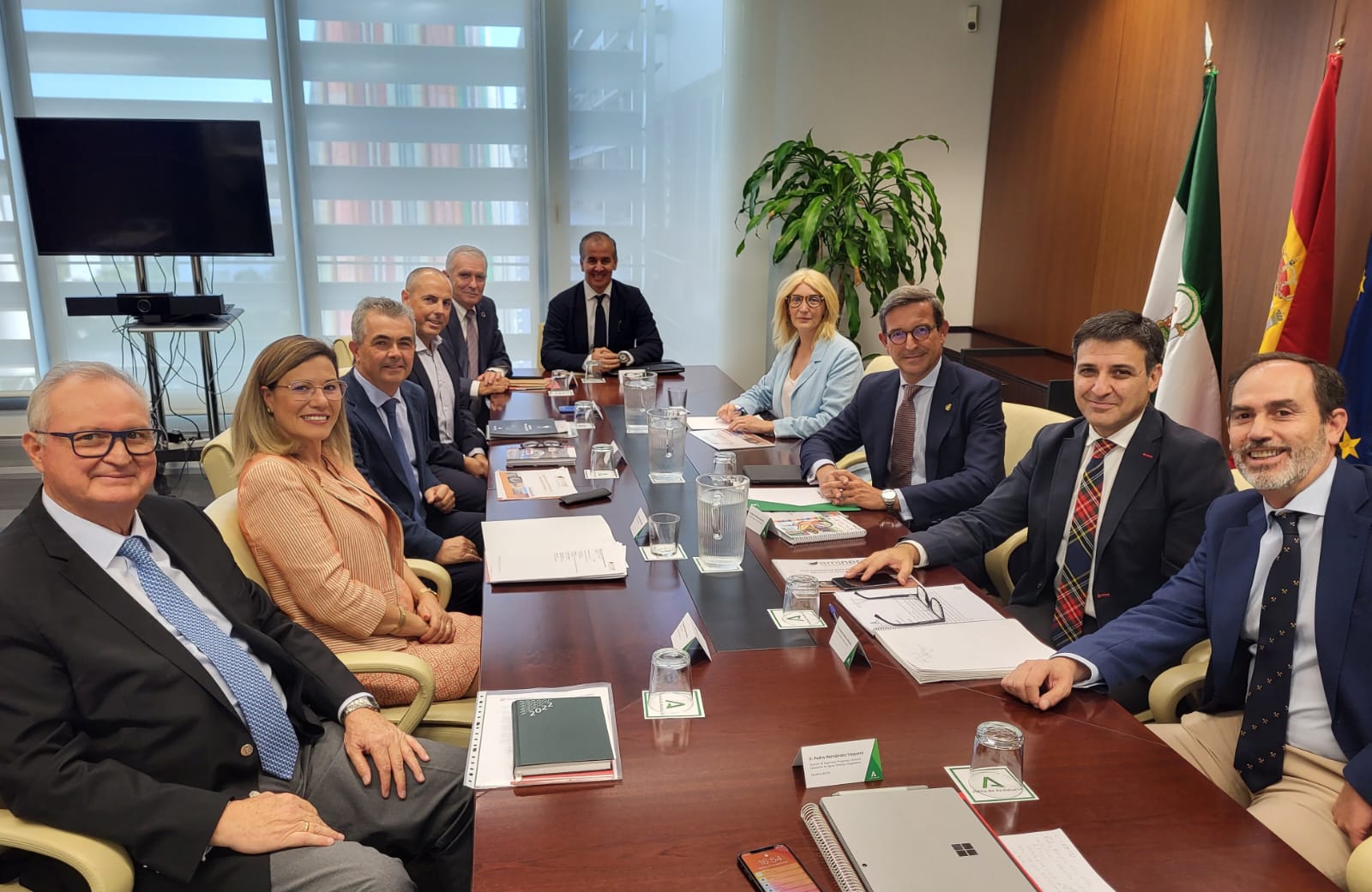 El consejero de Política Industrial y Energía, Jorge Paradela, mantiene una reunión con representantes de la Asociación de Empresas Investigadoras, Extractoras, Transformadoras Minero-Metalúrgicas, Auxiliares y de Servicios (AMINER).