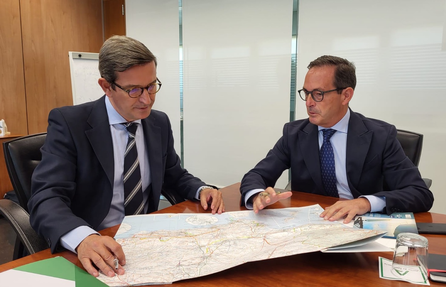 El consejero de Política Industrial y Energía, Jorge Paradela, una reunión con el responsable de Redeia (antigua REE) en Andalucía, Jorge Jiménez Luna.