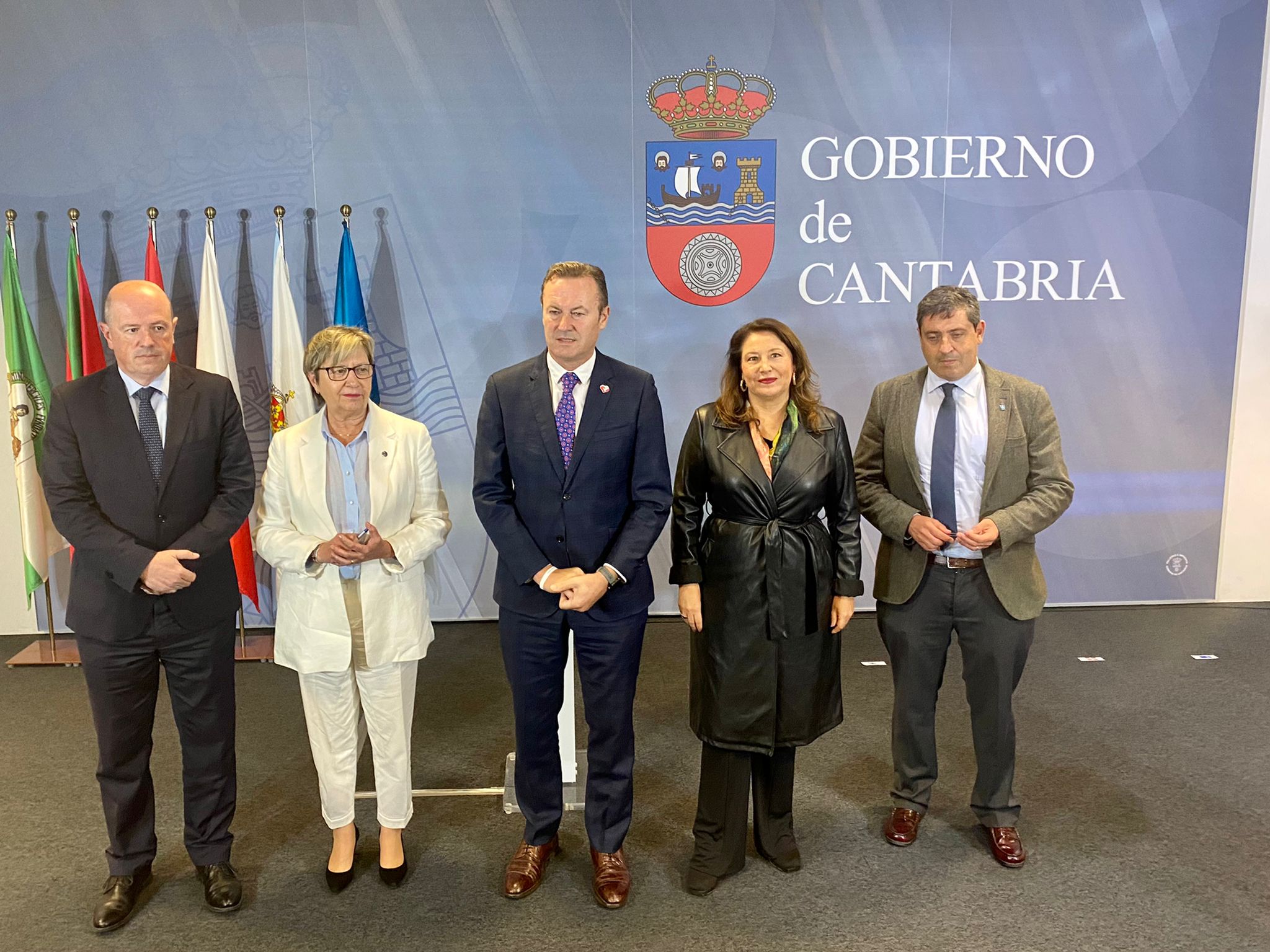 La consejera Carmen Crespo junto a representantes de las CCAA afectadas por la veda al arrastre en zonas del Atlántico