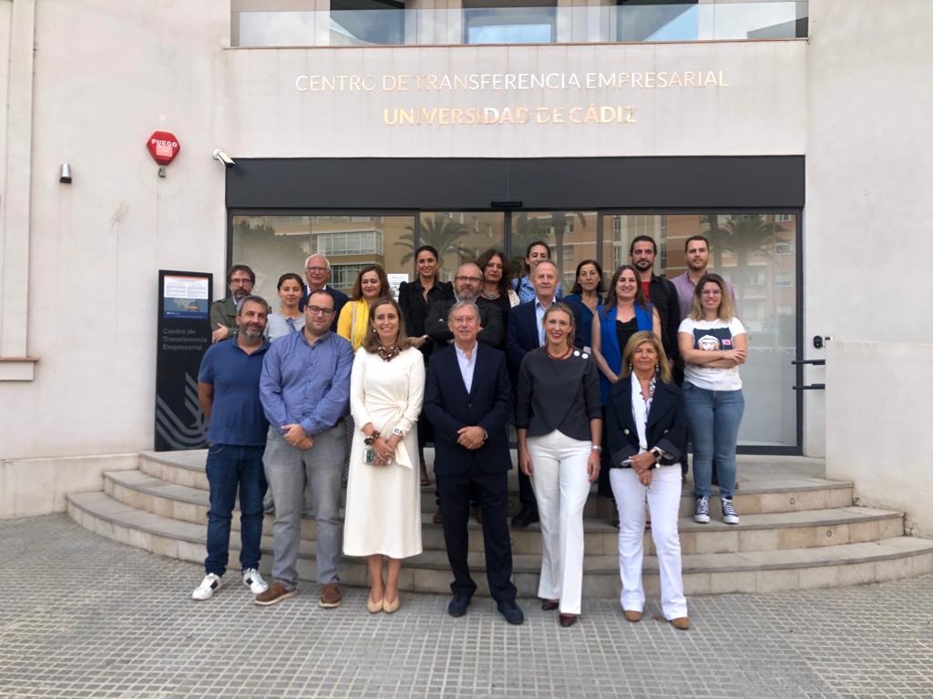 La viceconsejera Lorena Garrido junto al equipo que ha elaborado el Informe GEM Andalucía