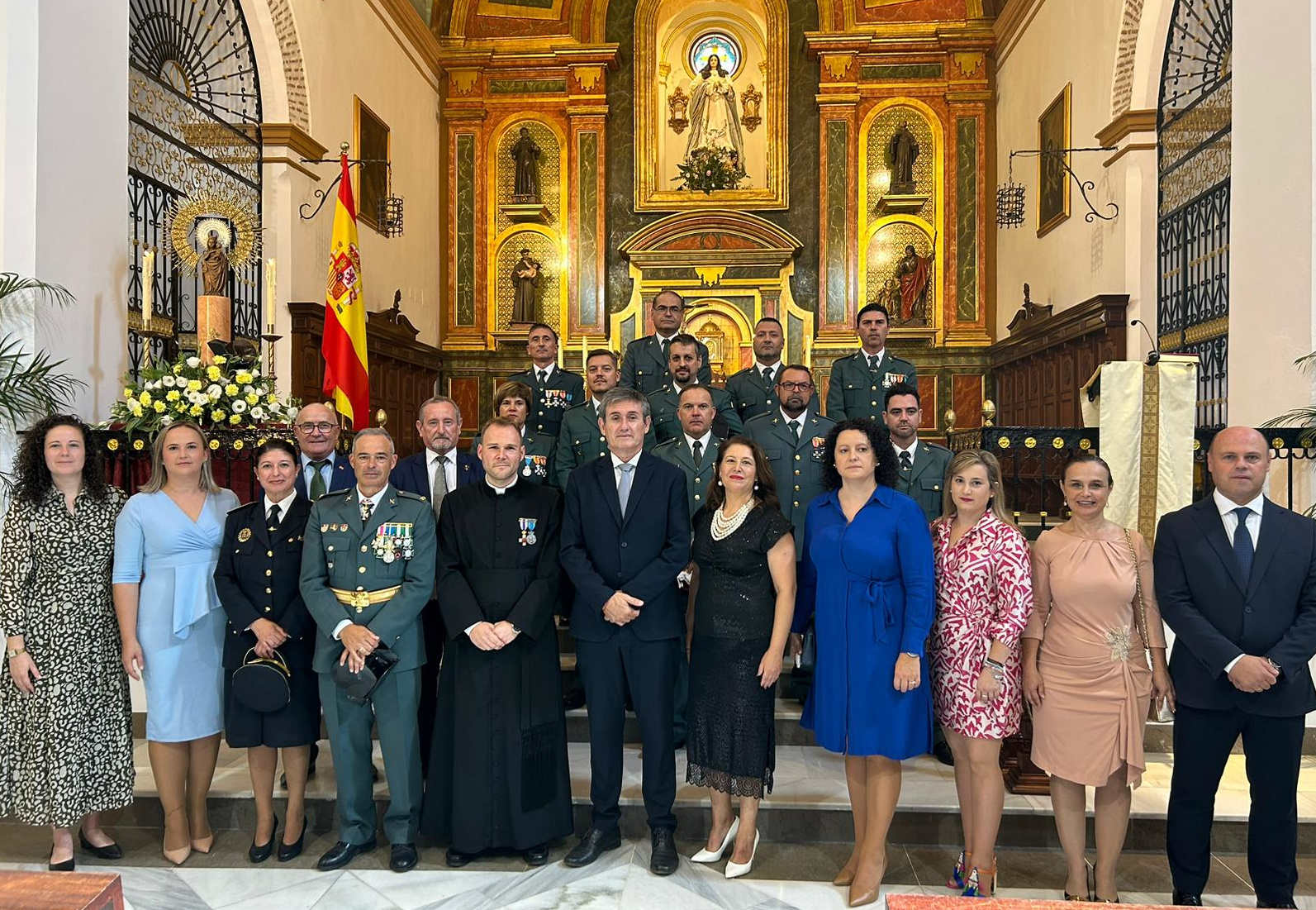 Carmen Crespo junto a otros asistentes a la eucaristía en honor de la Virgen del Pilar celebrada en Adra (Almería)