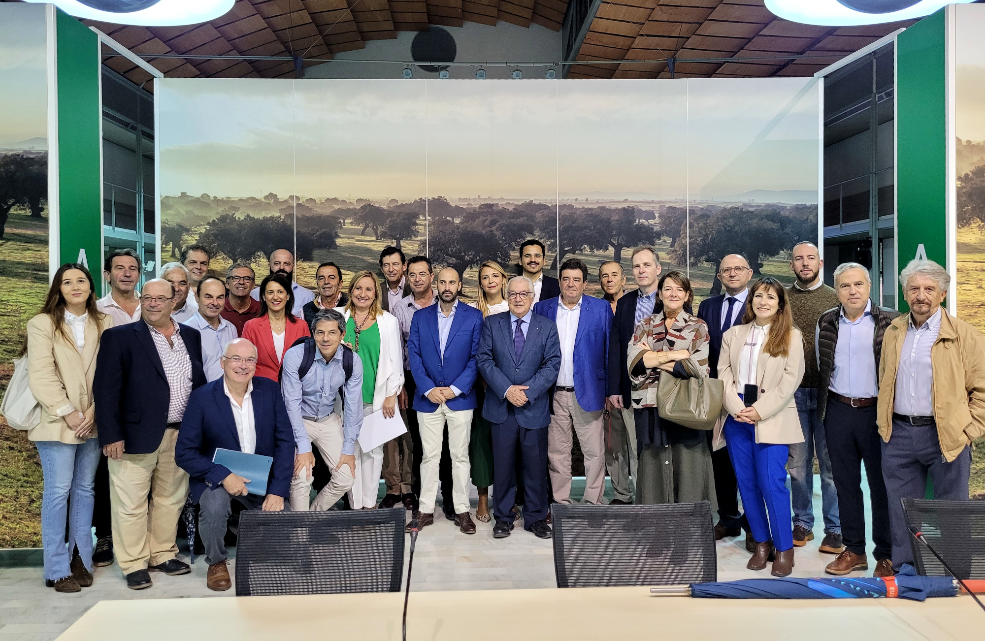 Vicente Pérez junto a los participantes en la reunión de balance de la iniciativa de Espalgodón