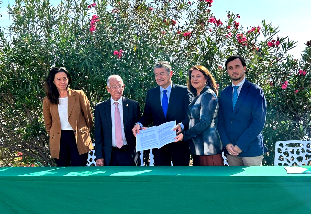 Antonio Sanz y Carmen Crespo asisten al inicio de la mejora de los terciarios de la EDAR de Roquetas de Mar (Almería)