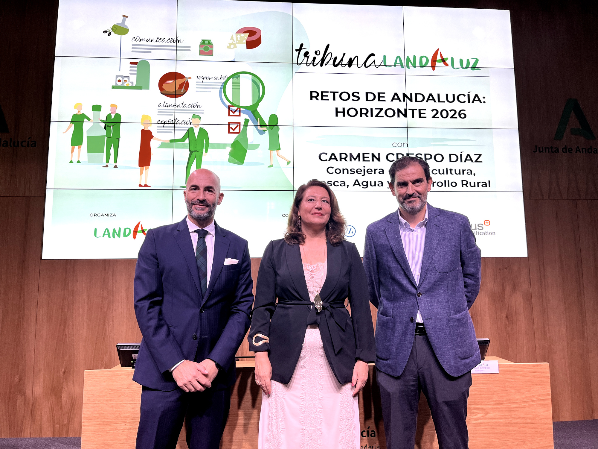 La consejera Carmen Crespo junto al presidente de Landaluz y el director de Relaciones Externas de Mercadona en Andalucía
