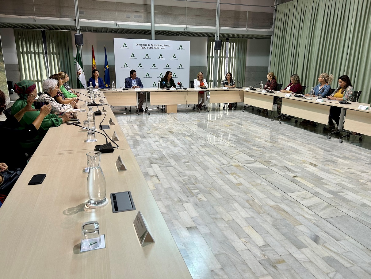 La consejera Carmen Crespo con asociaciones de mujeres rurales y de la pesca