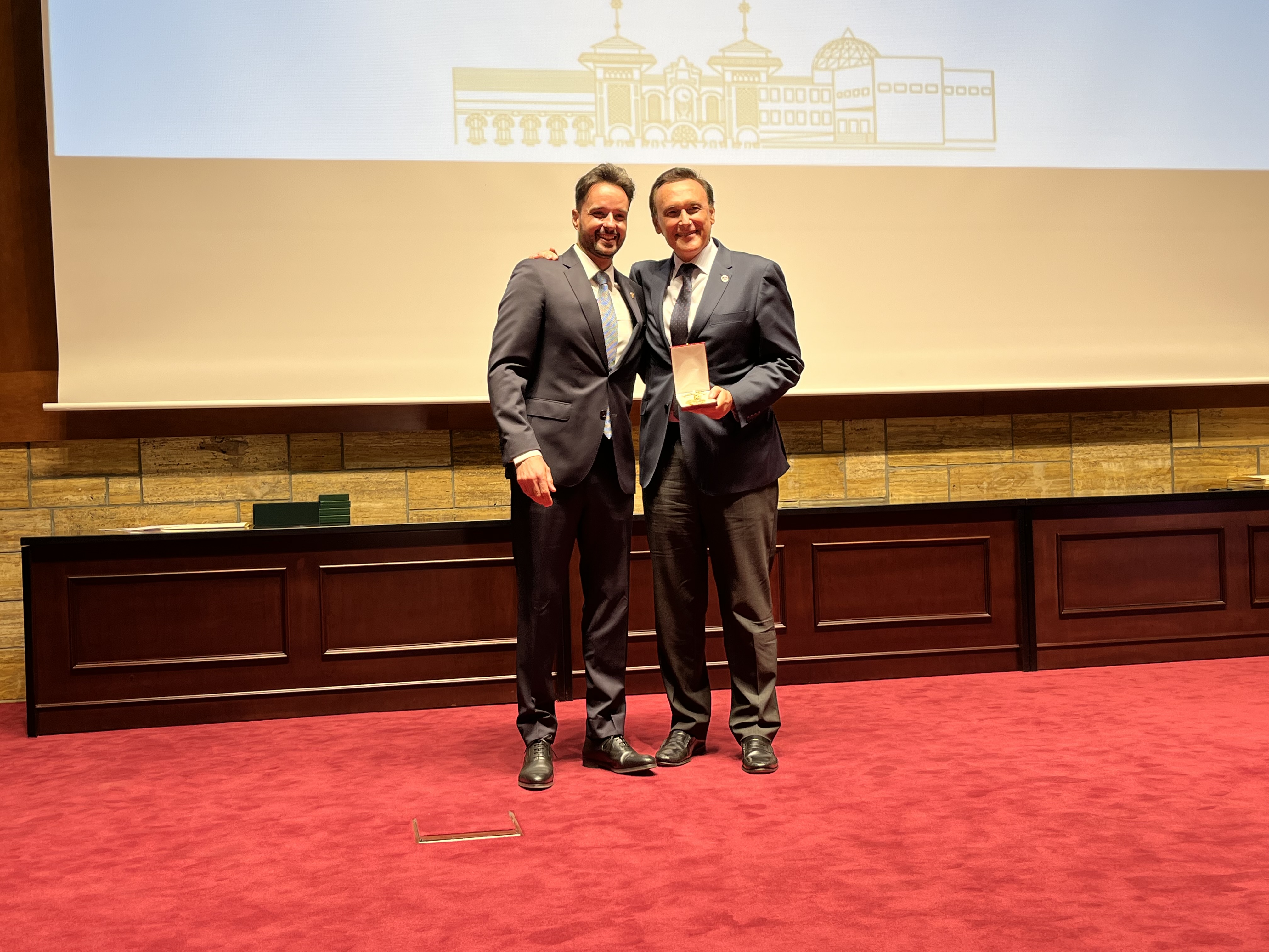Gómez Villamandos, junto con el decano de la Facultad de Veterinaria de Córdoba