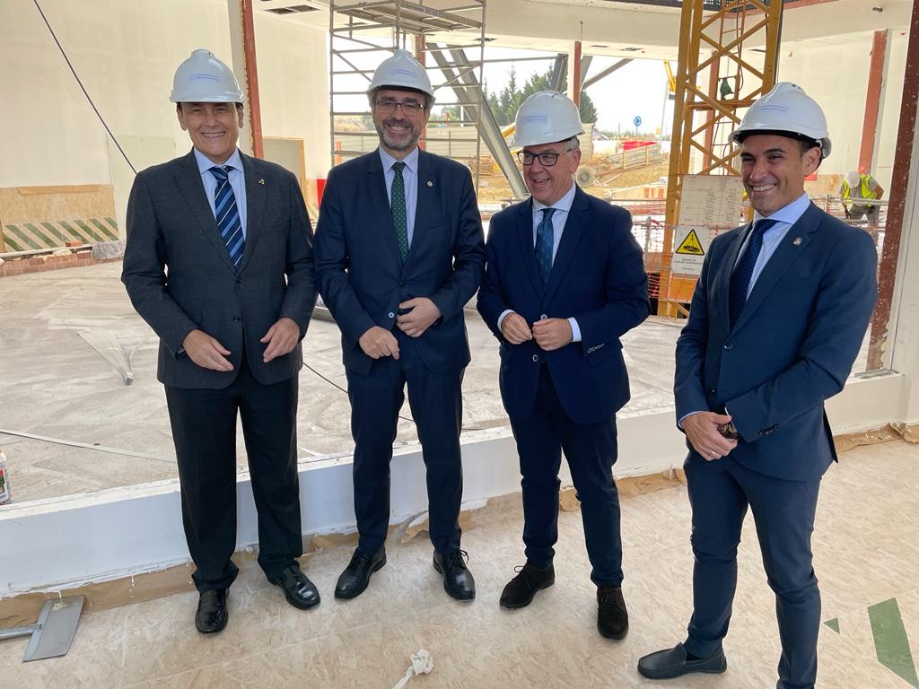 Gómez Villamandos durante su visita a las obras del Centro de I+D de Las Lagunillas