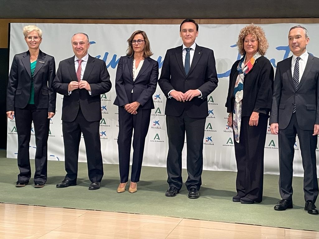 Gómez Villamandos junto a los directivos de CaixaBank