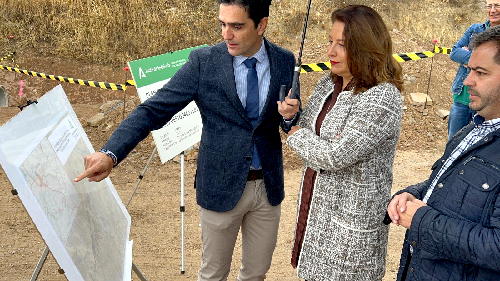 Carmen Crespo junto al alcalde de Alcalá la Real durante su visita al camino rural de Villalobos a Ermita Nueva 
