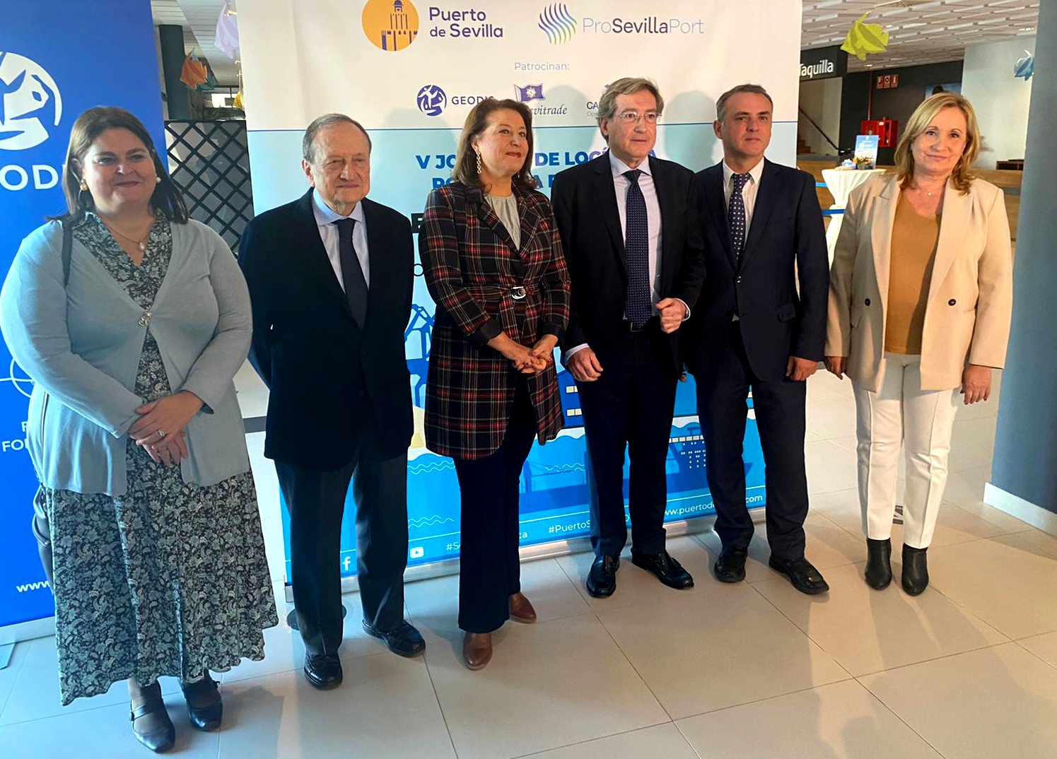Carmen Crespo junto al presidente de la Autoridad Portuaria de Sevilla antes de inaugurar las jornadas