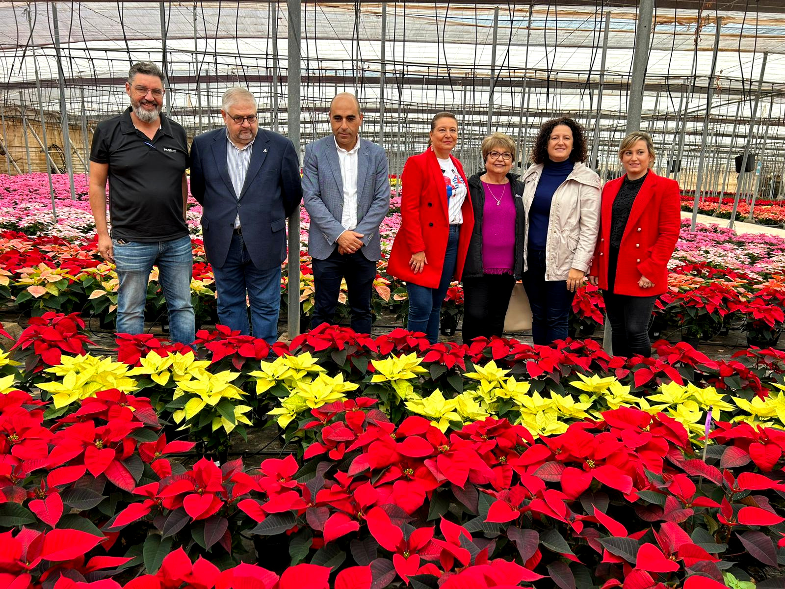 Carmen Crespo durante su visita a un invernadero de planta ornamental de Balanegra (Almería)
