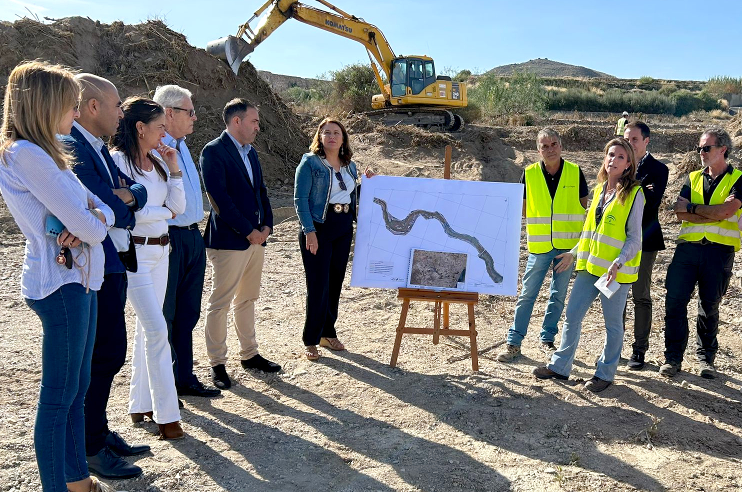 Carmen Crespo durante la visita a las obras del cauce del río Antas