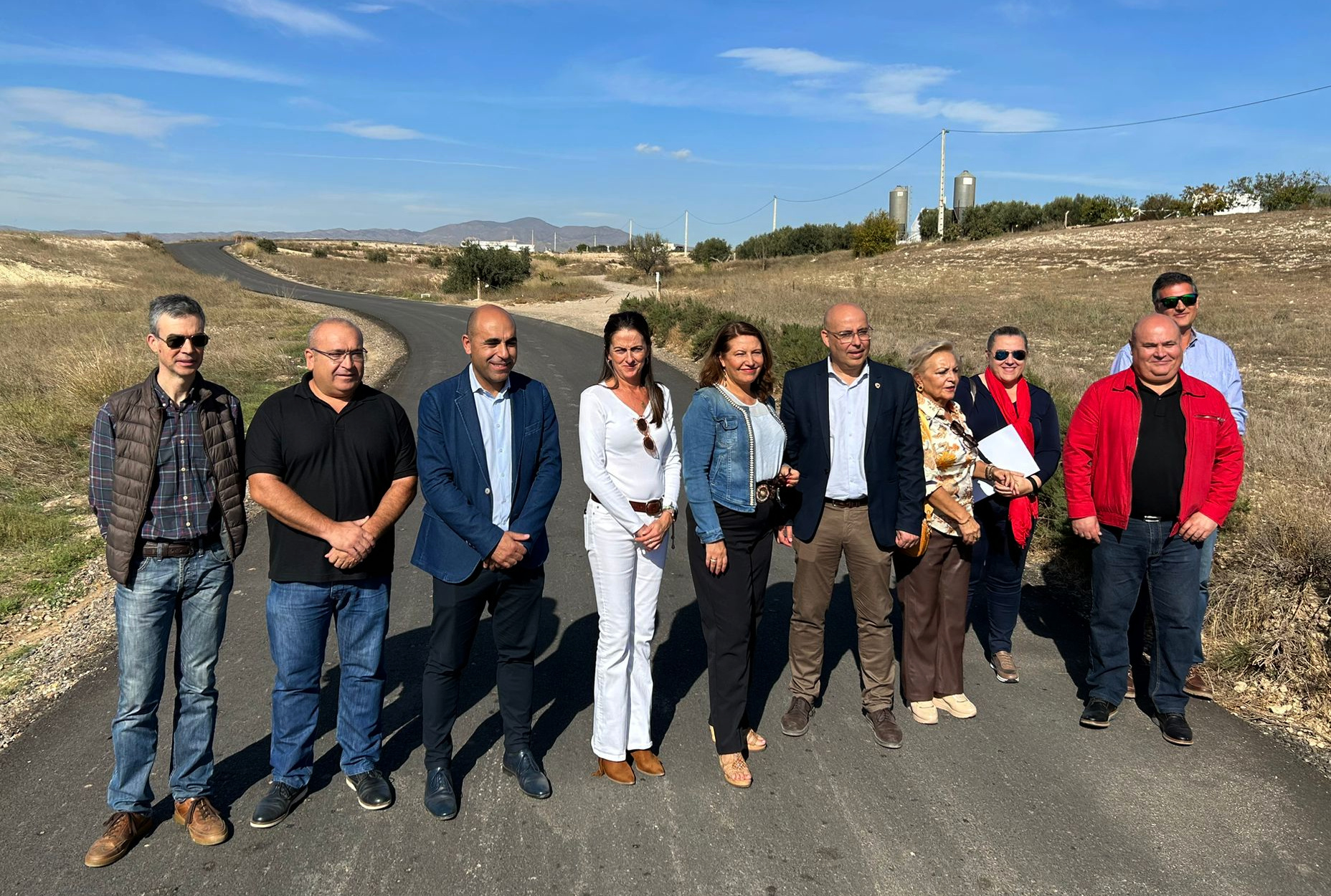 Carmen Crespo durante su visita al camino rural Gacia, en Huércal-Overa (Almería)