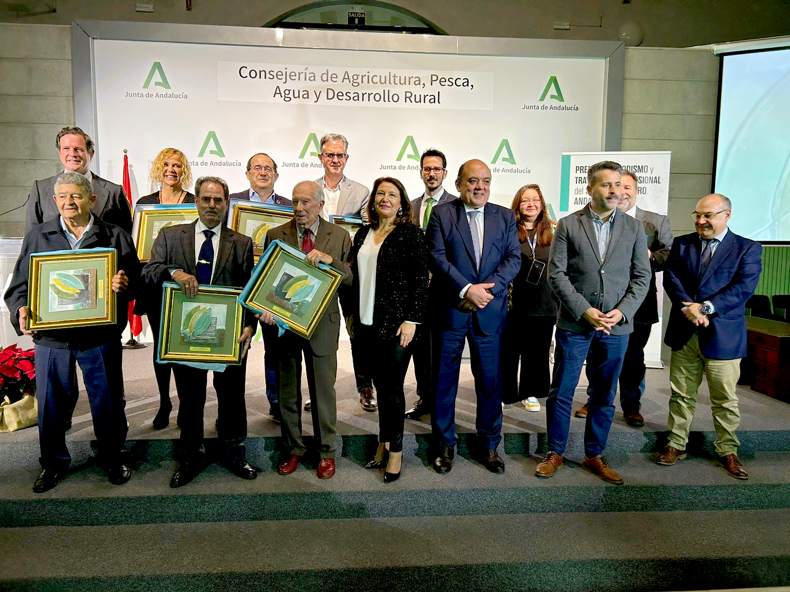 Carmen Crespo junto a los galardonados en los I ‘Premios de Periodismo y Trayectoria Profesional del Sector Pesquero Andaluz’ de Faape