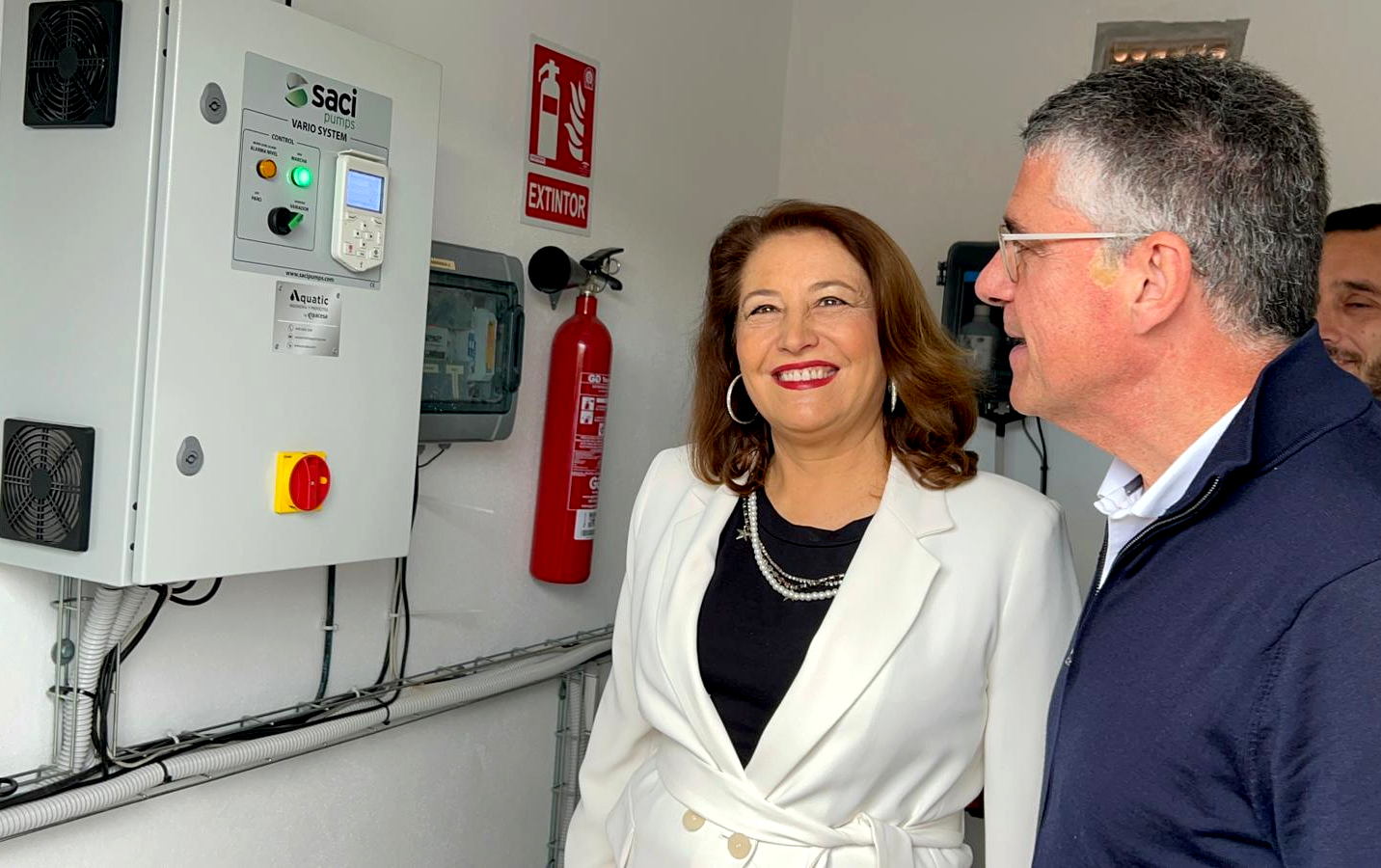 Carmen Crespo y el alcalde de Nerja ponen en funcionamiento los sondeos del río Chíllar