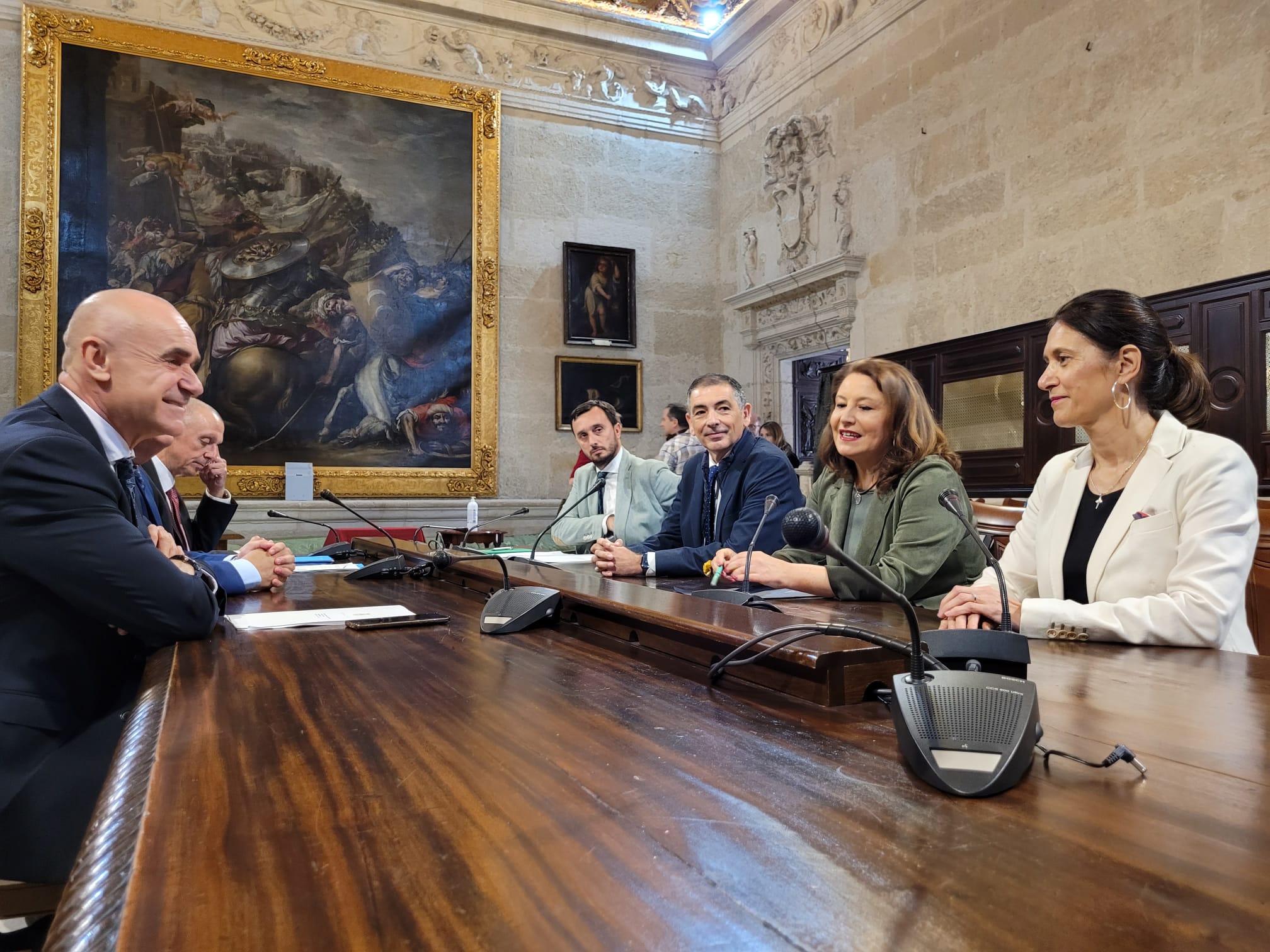 La consejera Carmen Crespo durante su reunión con el alcalde de Sevilla