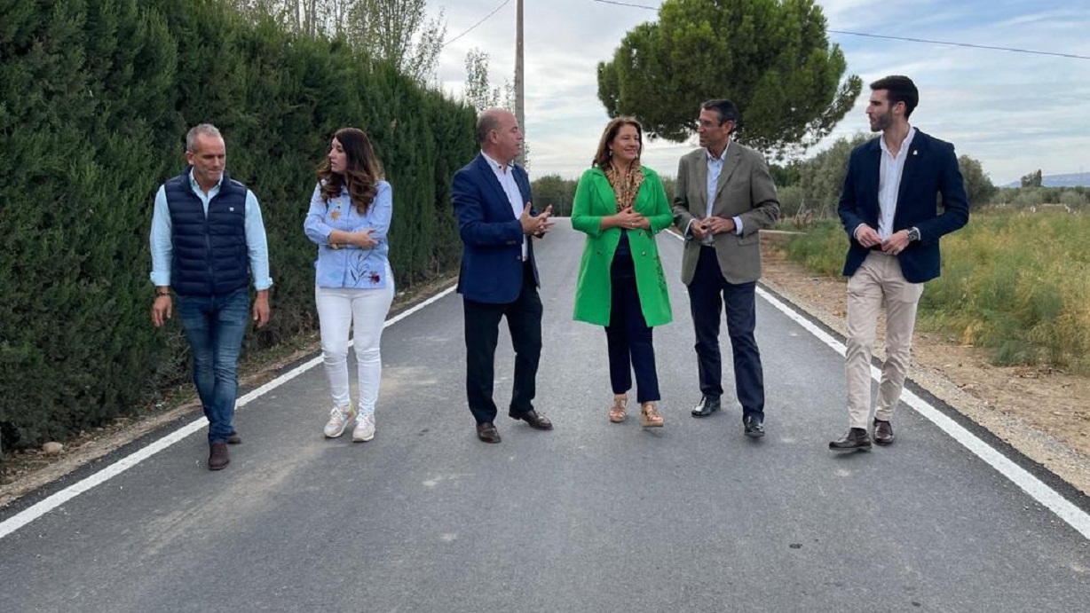 Carmen Crespo en su visita al camino Palo Alto de Antequera