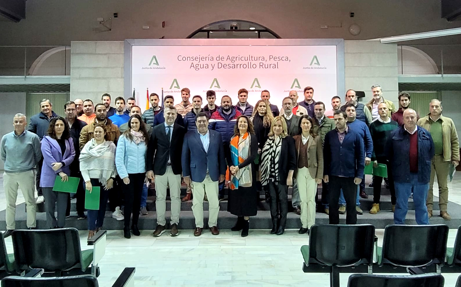 Carmen Crespo junto a beneficiarios de las ayudas a la incorporación de jóvenes a la actividad agraria
