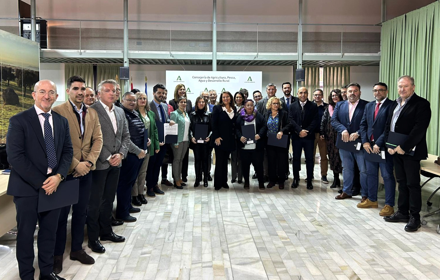 Carmen Crespo junto a alcaldes que han firmado los convenios relativos a infraestructuras hidráulicas