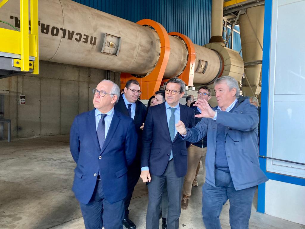 El consejero de Política Industrial y Energía, Jorge Paradela, visita una orujera en Jaén.