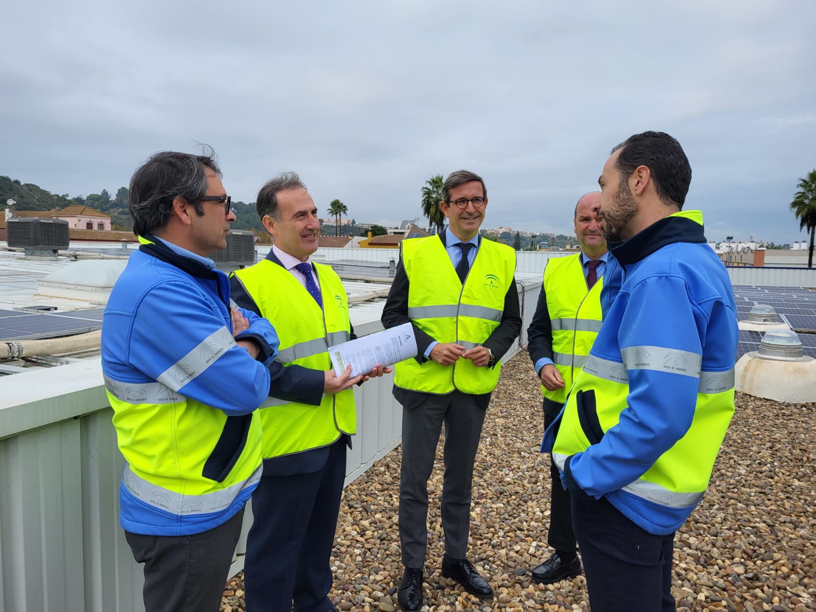 El consejero de Política Industrial y Energía, Jorge Paradela, visita la estación de ITV de Gelves.