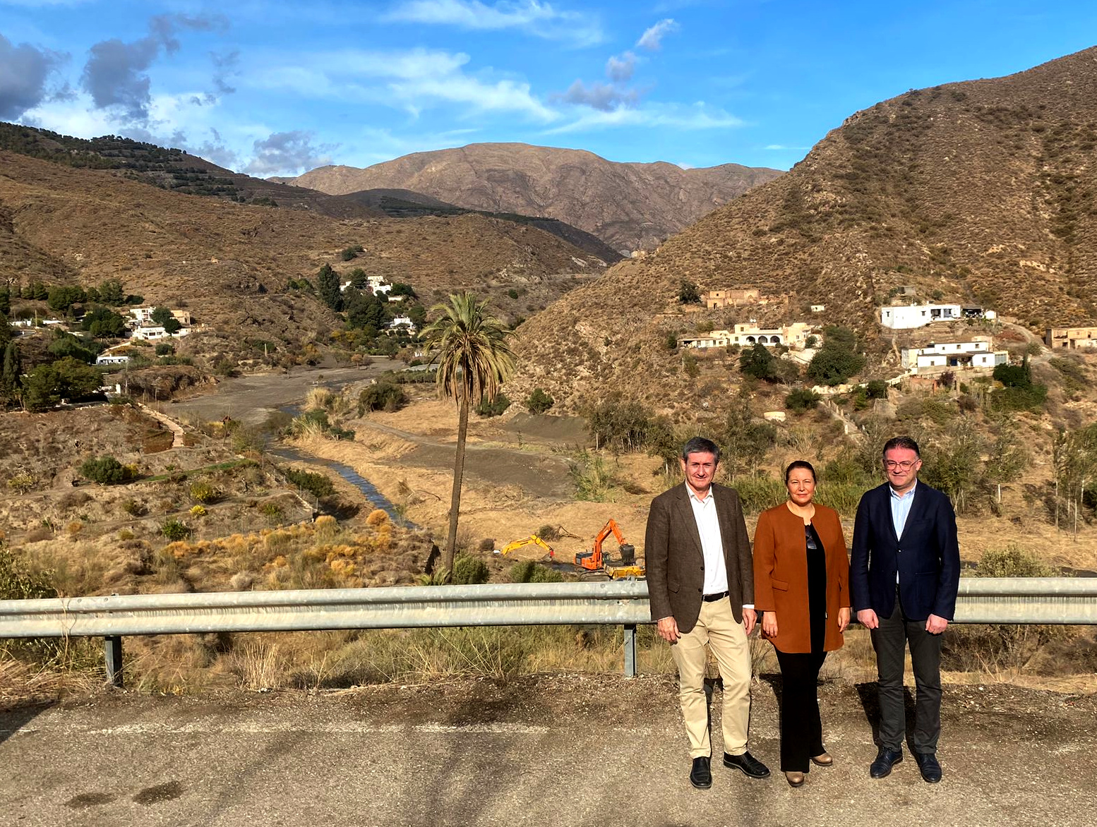 Carmen Crespo junto a los alcaldes de Berja y Adra durante su visita a las obras de restauración del río Adra
