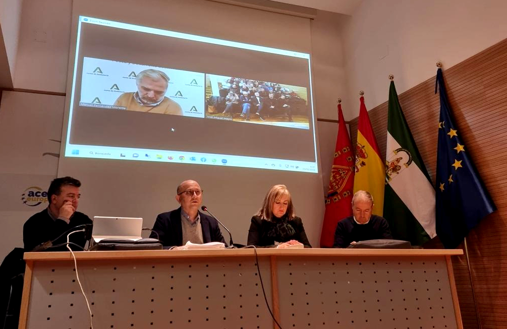 El director general y la delegada de Granada durante la reunión con ganaderos
