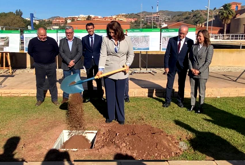 La consejera Carmen Crespo coloca la primera piedra de los tratamientos terciarios de la EDAR Peñón del Cuervo (Málaga)