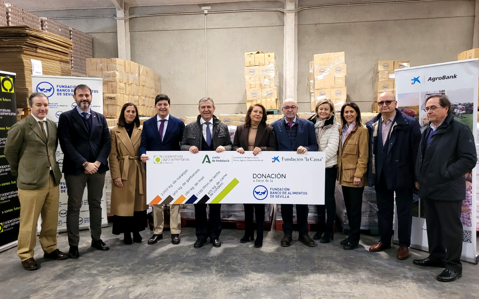 La consejera junto a representantes de Cooperativas Agro-Alimentrias, AgroBank y Fundación Banco de Alimentos de Sevilla