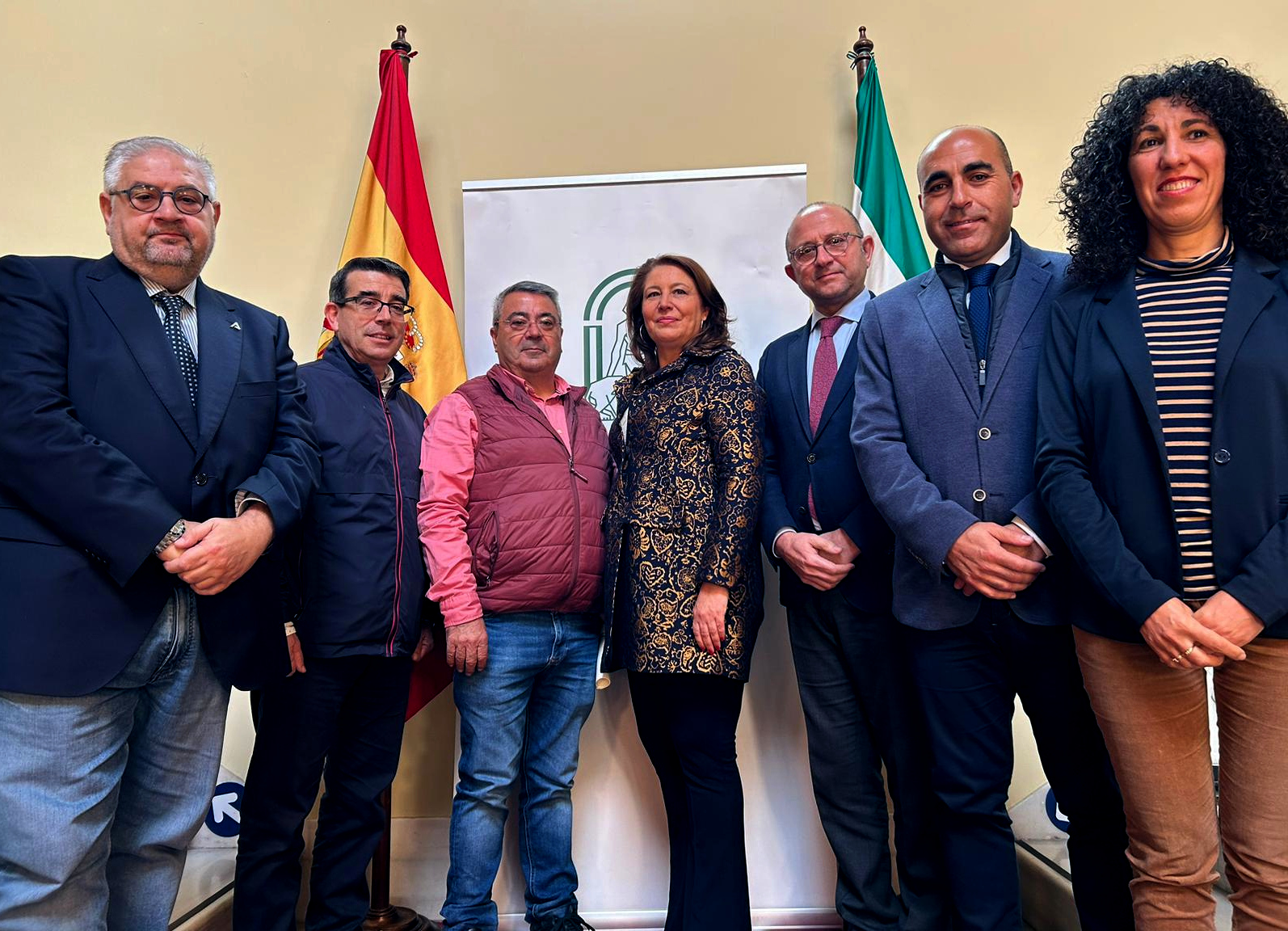 La consejera junto a representantes de la Comunidad de Regantes San Antonio El Higueral de Tíjola (Almería)