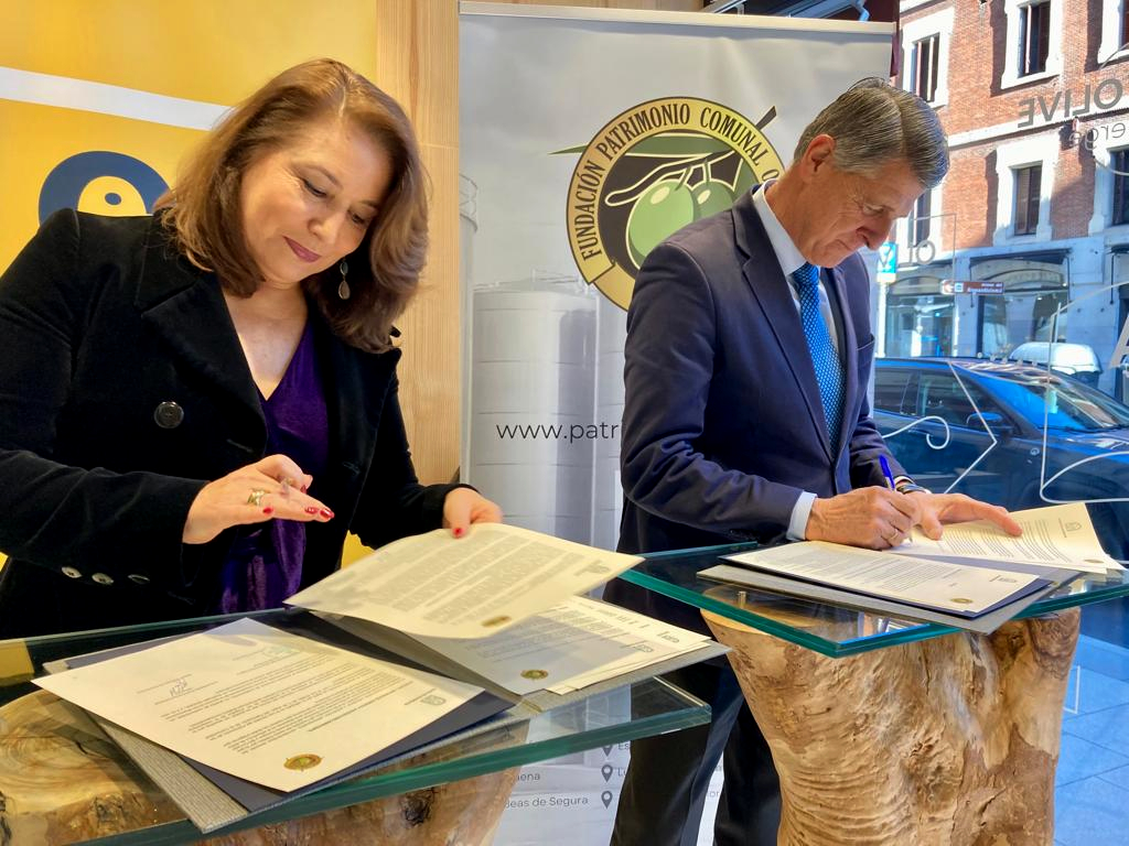 Firma del convenio con Patrimonio Cultural Olivarero