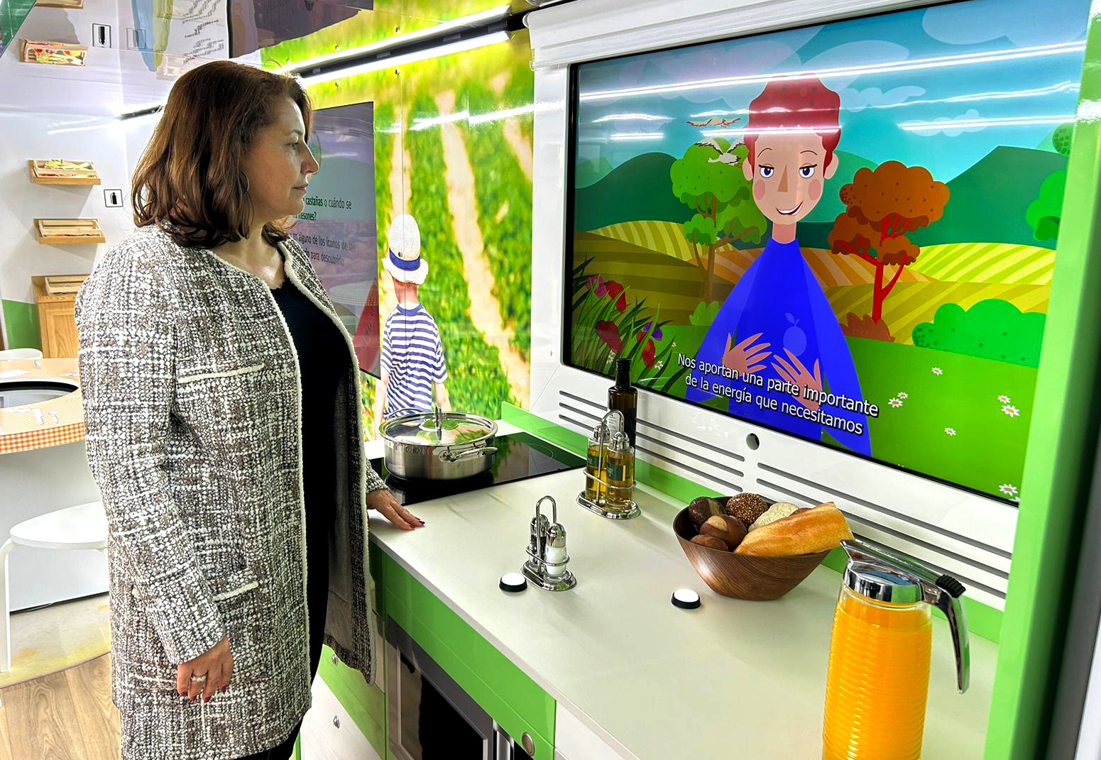 La consejera Carmen Crespo en el interior del 'Frutibús'