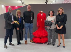 Rocío Blanco junto a un grupo de artesanos andaluces en Fitur