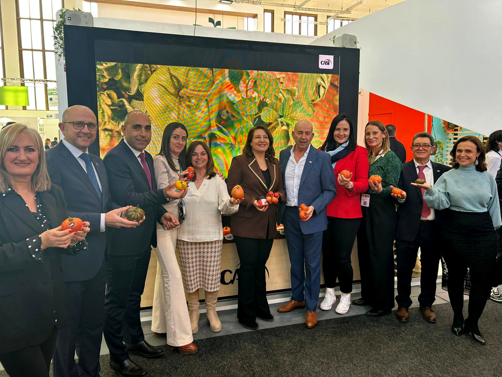 Carmen Crespo durante su visita a los stands andaluces de Fruit Logística 2023